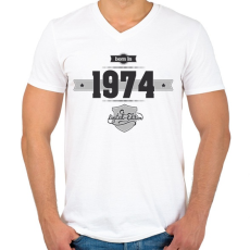 PRINTFASHION born-in-1974-(dark&lightgrey) - Férfi V-nyakú póló - Fehér