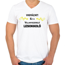 PRINTFASHION Vigyázat! Ez a villanyszerelő lesokkoló - Férfi V-nyakú póló - Fehér férfi póló