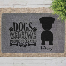  &quot;Dogs Welcome&quot; Mopsz szöveges lábtörlő szürke háttérrel (60 x 40 x 0,2 cm) ajándéktárgy