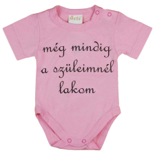 Rövid ujjú "még mindig a szüleimnél lakom" feliratos baba body kombidressz, body