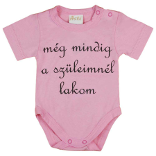  Rövid ujjú &quot;még mindig a szüleimnél lakom&quot; feliratos baba body kombidressz, body