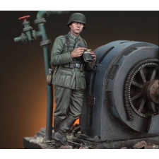  Royal Model German infantry soldier eating - WWII 1:35 (RM972) makett