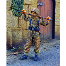  Royal Model SS Grenadier at rest 1944 2 heads 1:35 (RM287) makett