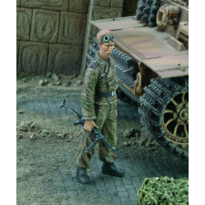  Royal Model SS-Unterscarfuhrer with MP-40 WWII 1:35 (RM551) makett
