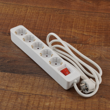 Stilo hálózati elosztó 5db aljzat 1,5fm vezetékkel, kapcsolóval hosszabbító, elosztó