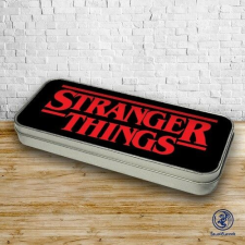 Szupicuccok Stranger Things logó fém tolltartó ajándéktárgy