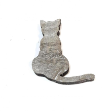Szürke fa cica. Mérete: 25x30 mm dekorációs kellék
