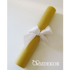 Tekercses esküvői meghívószalaggal átkötve dekorációs kellék