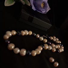  Tenyésztett gyöngy nyaklánc és fülbevaló,  elegáns  és értékálló ékszer szett