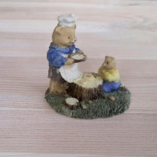  Uzsonna Mackóéknál. Polyresin, mérete: 64x64x60 mm dekorációs kellék
