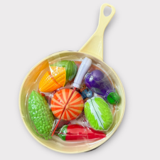 Vágható ételek serpenyőben-sárga konyhakészlet