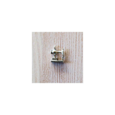  Varrógép charm, mérete: 12x12 mm dekorációs kellék