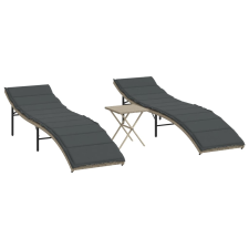 vidaXL 2 db világosszürke polyrattan napozóágy asztallal (368256) kerti bútor