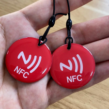Videó- fotóvetítő NFC biléta, videót, zenét, linket küld mobilra - Piros nyaklánc