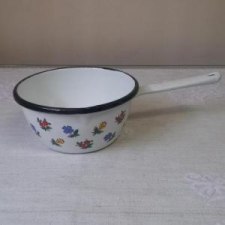  Zománcozott nyeles merõ tál, 1 liter, fehér virágos, 22/16 edény